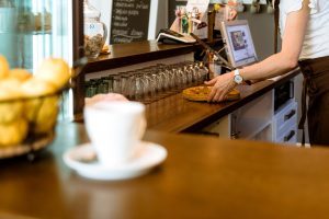 sentuhan HPL pada cafe