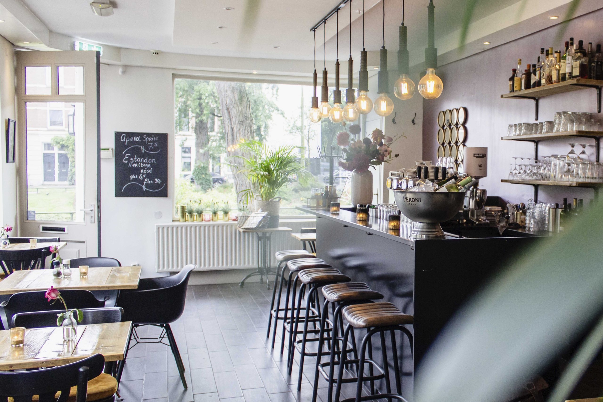 sentuhan HPL pada cafe